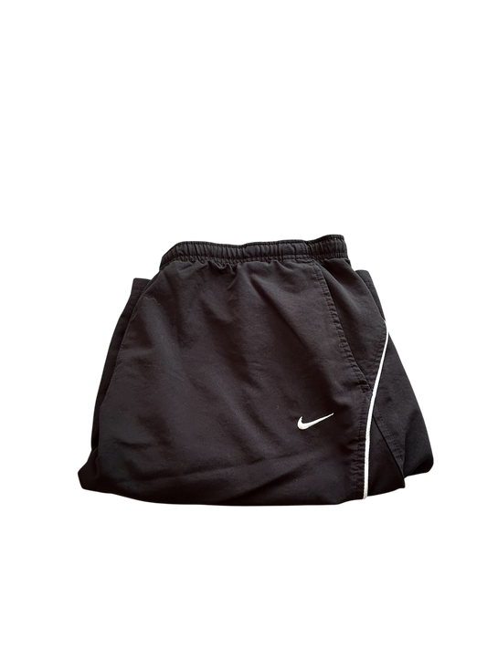 Nike Vintage Trainingsshorts – Schwarz mit weißen Details (L)