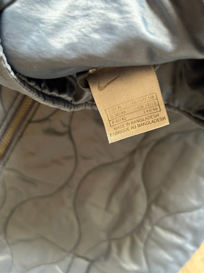 Nike Vintage Steppjacke – Grau-Bläulich, leicht & klassisch (M)