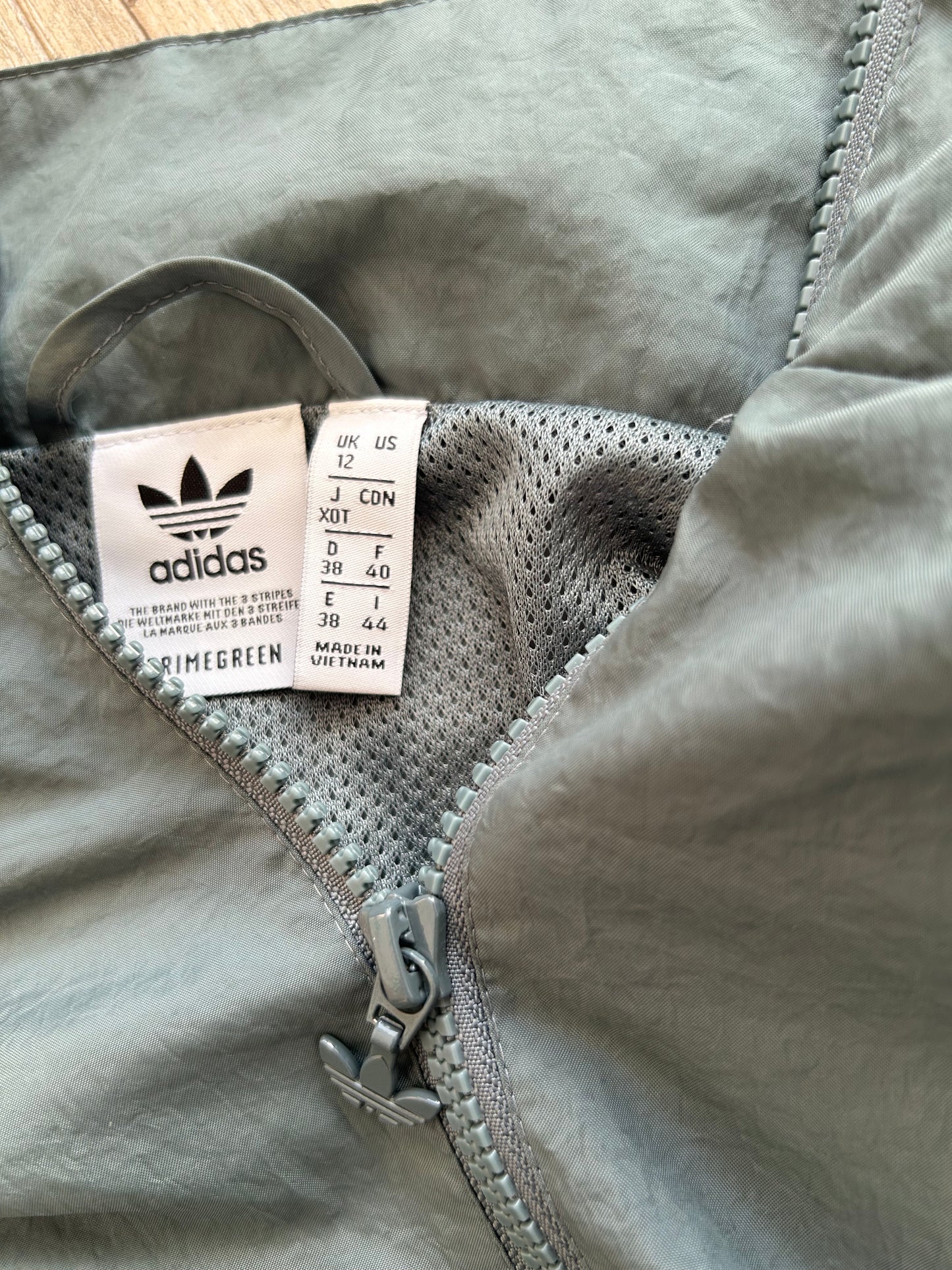 Adidas Vintage Windbreaker – Two-Tone Design