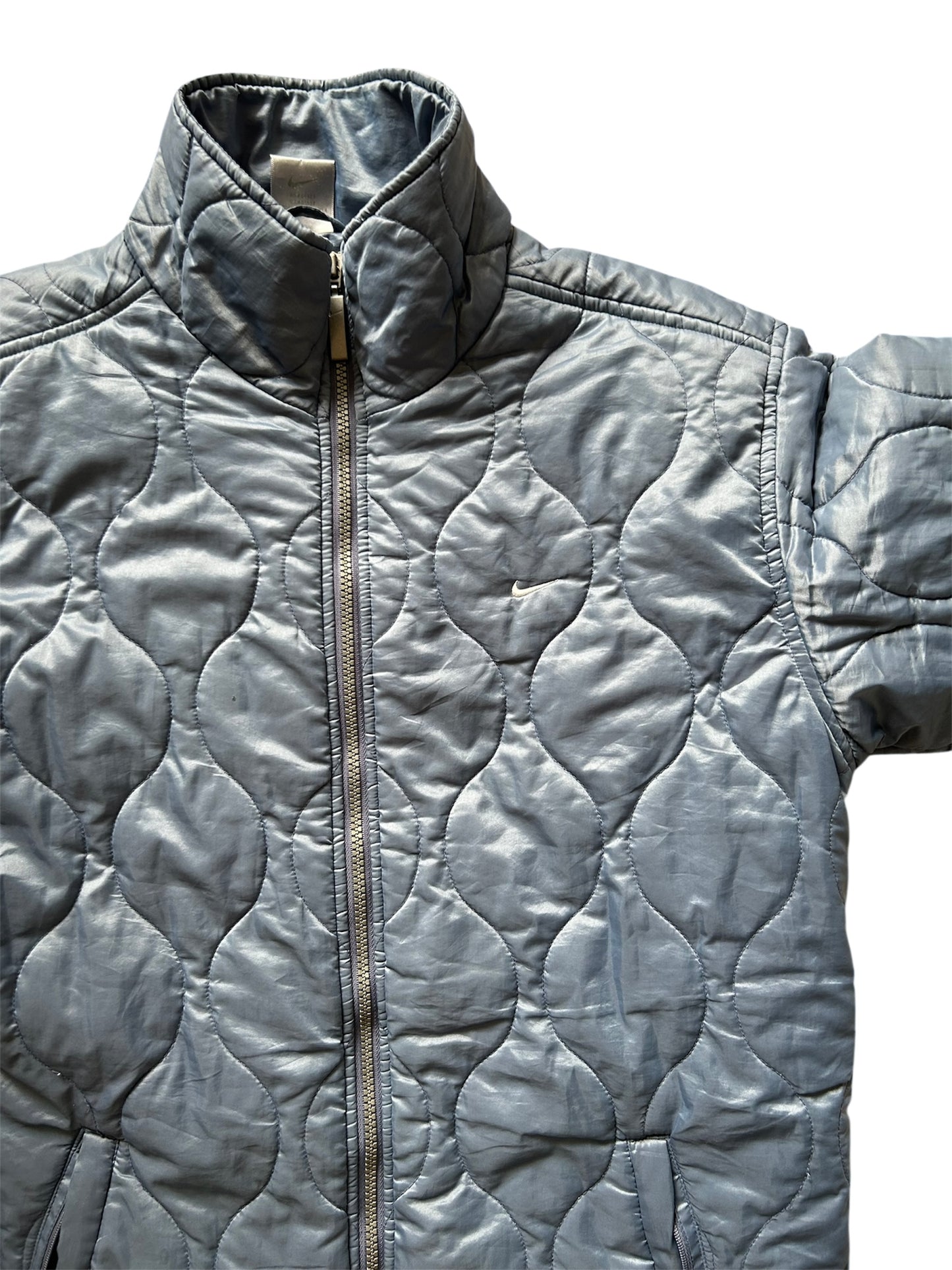 Nike Vintage Steppjacke – Grau-Bläulich, leicht & klassisch (M)