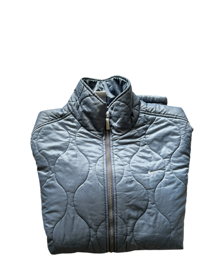 Nike Vintage Steppjacke – Grau-Bläulich, leicht & klassisch (M)
