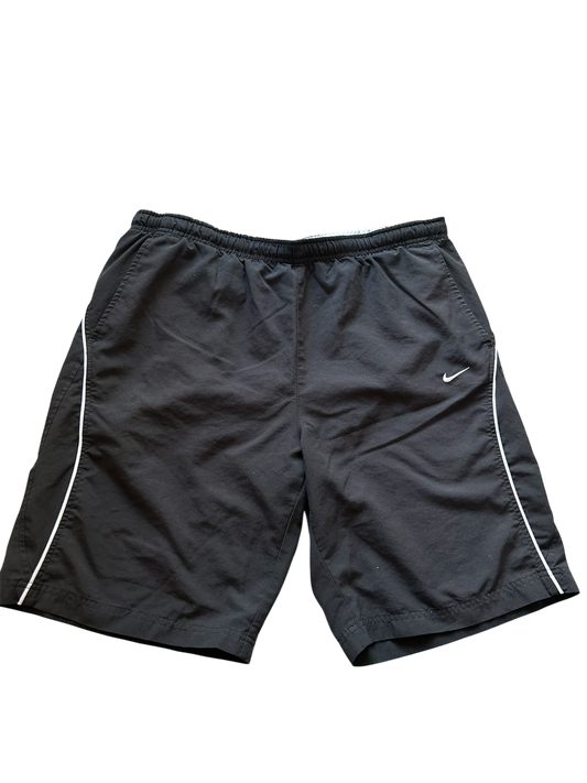 Nike Vintage Trainingsshorts – Schwarz mit weißen Details (L)