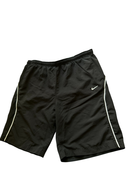 Nike Vintage Trainingsshorts – Schwarz mit weißen Details (L)