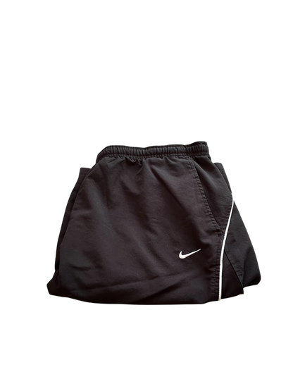 Nike Vintage Trainingsshorts – Schwarz mit weißen Details (L)